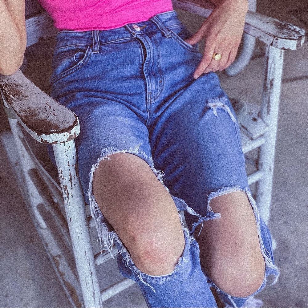 Cute Ripped High Rise Mom Jeans 🦋 - Picture 2 of 4